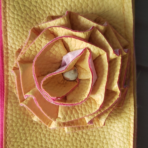 A bag - Picture 2 of 6